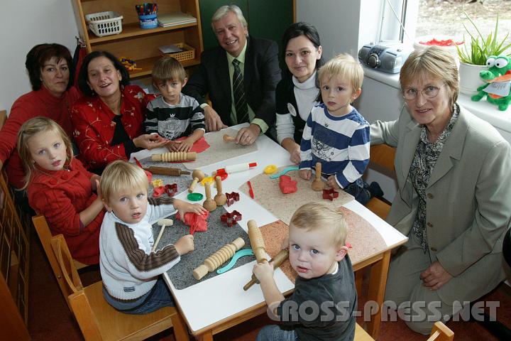 2008.09.27_12.25.02_01.JPG - Auch der provisorische Kindergarten der Zweieinhalbj�hrigen neben dem EKZ konnte besichtigt werden.  Bgm. Heuras und Landesr�tin Mikl-Leitner mit Helferinnen, Kindergartenleiterin Erna R�cklinger (ganz rechts) und Kindern.