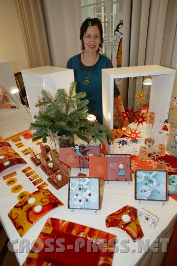 2008.11.30_13.42.21.JPG - Eva Lobmayr mit ihren fr�hlichen Glaskunstwerken.