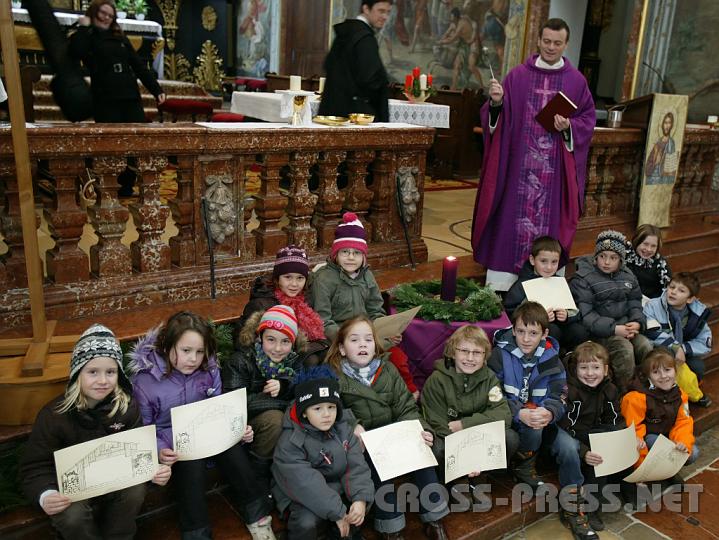 2008.11.30_12.00.09.JPG - Einen fr�hlichen und segensreichen Adventbeginn erlebten die Kinder bei der Familienmesse im Stift Seitenstetten.  Sie legten gemeinsam, jeder mit einem Tannenzweig, einen Adventkranz und z�ndeten eine Kerze an.  F�r ihren Einsatz bekamen sie eine Krippen-Malvorlage, und jeden Sonntag kommt eine Krippenfigur dazu.   Den Adventkranz und die Kinder segnete Pater Laurentius Resch.