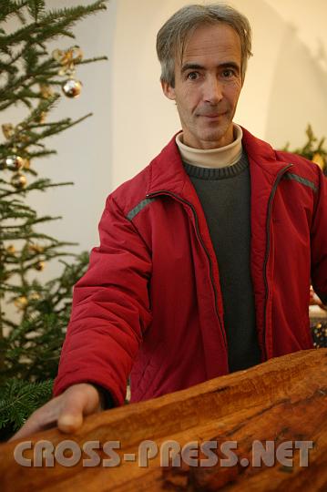 2008.11.30_13.01.33.JPG - Wunderbar zu Advent und Christkindgeschichte passend: dieser 60-j�hrige Rosenbaum rettete einem kleinen Kind das Leben.  Der Holzk�nstler Josef Aspalter (ja-art.at) schnitzte  aus dem Stamm die Skulptur "Lebensschiff" mit einem Baby drin, und verwertete restlos das "kraftspendende" Holz bis zum letzten Span in einem Bilderzyklus.