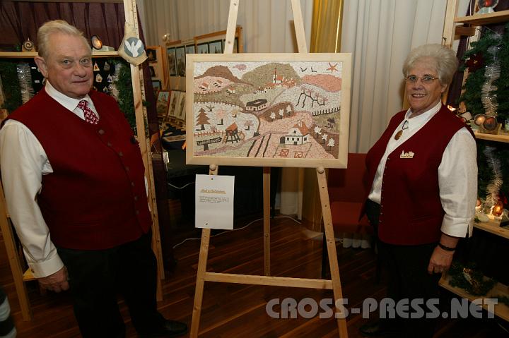 2008.11.30_13.59.25.JPG - Familie Halter gestaltete nach einem Stich aus dem 17. Jh. ein riesiges Wandmosaik aus 10 verschiedenen Tonarten, die brenntemperaturabh�ngig 17 verschiedene Farben ergeben.  Pr�sentiert wurde ein Miniaturabbild davon.