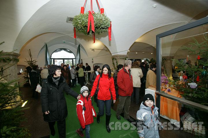 2008.11.30_14.44.00.JPG - Der Weg zum "Advent im Schloss" f�hrte durch's Foyer direkt unter dem Adventkranz ...