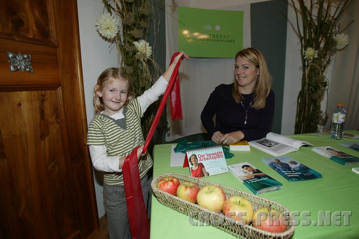 2008.10.18_12.57.57.JPG - Lucia probiert die Gymastikb�nder ihrer Tante.
