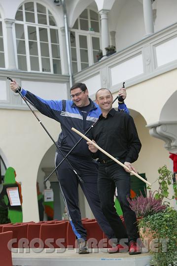2008.10.18_14.11.00.JPG - Nordic-Walking St�cke gegen Tai Chi Schwert-Stock.  Kabarettstar Walter Kammerhofer und Tai Chi Trainer Leopold B�rbaumer k�mpfen im Gesundheitswettstreit mit deren "Waffen".