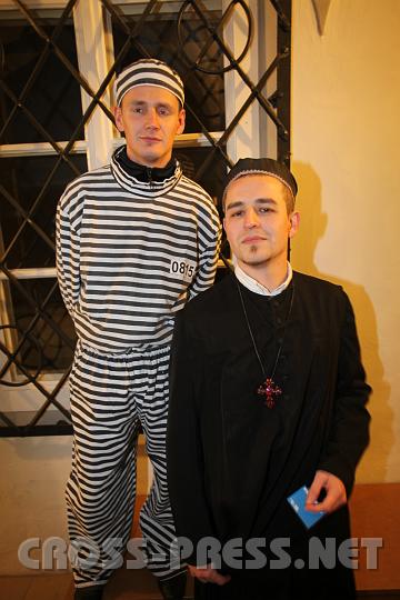 2009.02.21_21.01.18.jpg - "Gef�ngnissselsorger" Gerald Krendlsberger mit dem "Str�fling" Christian Kastl.