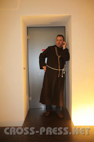 2009.02.21_21.04.31.jpg - Auch die "M�che" m�ssen mal ... telefonieren. ;)