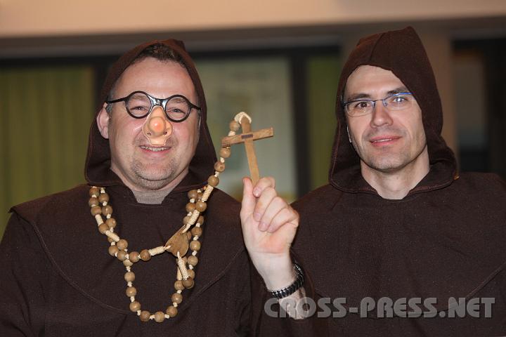 2009.02.21_20.24.27.jpg - Den Einlass zum "Schloss-Gschnas" vom UFC "M�bel Polt" gew�hrten die Organisatoren "M�nche" Stefan Breitenberger und Andreas D�cker.
