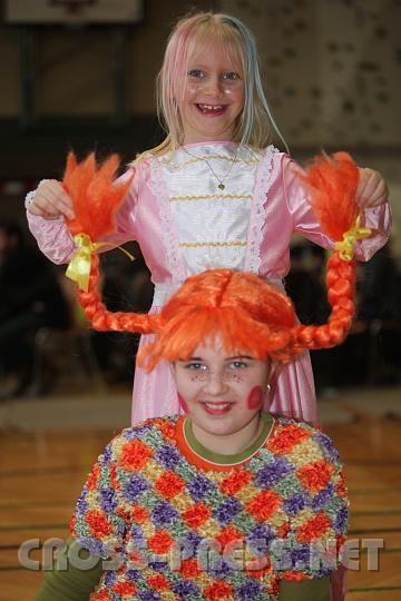 2009.02.22_15.32.09_01.jpg - "Prinzessin" Sarah zupft an langen Z�pfen der "Pippi" Johanna.