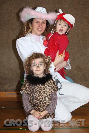 2009.02.22_15.35.27.jpg - Mama "Sherif" Enik� Puppenberger mit "K�lblein" Anna und "Leopardin" Lara.