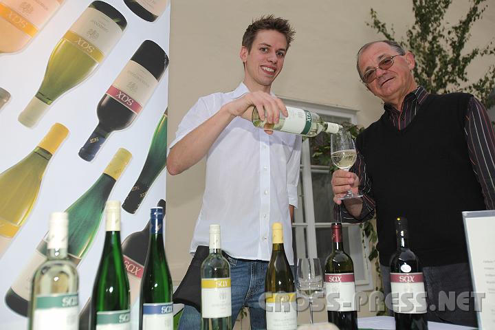 2009.06.12_18.30.43.jpg - Jungwinzer Michael Sax, "Hoflieferant" der Pfarre St.Peter, schenkt Pfarrer Anton Schuh ein, der ihn schon in seiner Zeit als Pfarrer in Langenlois als kleinen Buben kannte. Pfarrer Schuh galt damals als "Weinpfarrer" und Seelsorger der Winzer.