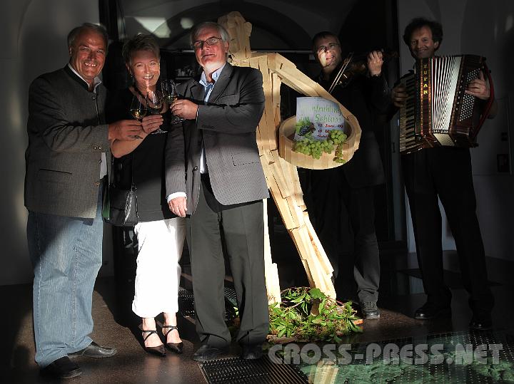 2009.06.12_18.57.58_01.jpg - Im Foyer empfingen die G�ste, v.l.n.r.: Erich Tr�scher, Vizepr�sident des Seitenstettner Weinfreundevereins; Brigitte Michelmayer; B�rgermeister OSR Gerhard Wieser und die "Aufg'spie�t und Z'gwetscht" Musiker Gerhard Michelmayer und Dr. Josef Leitner.