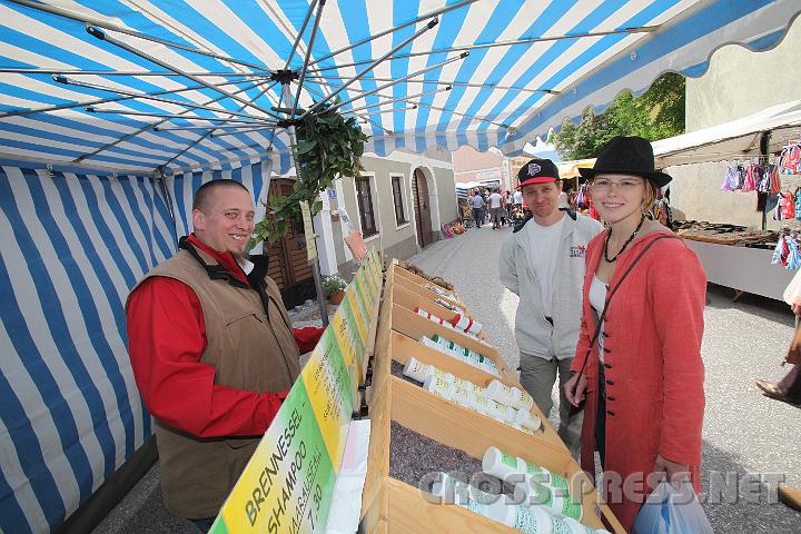 2009.06.21_12.08.19.jpg - Obwohl man sie eigentlich gar nicht sieht, ben�tzen die Funkerinnen auch die Kremen.  ;)