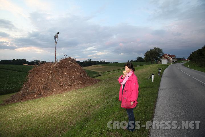 2009.06.21_20.54.56.jpg - Galgenfrist f�r �bergl�cklichen Heumaderl: wegen K�lte ist Peterlfeuer auf n�chste Woche verschoben.  ;)