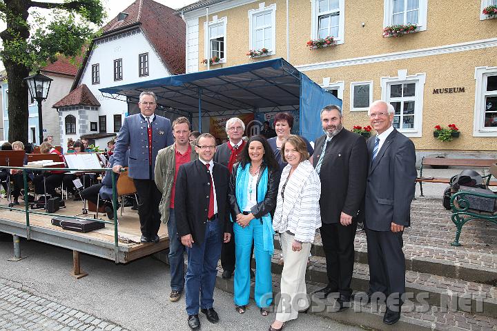 2009.06.21_10.02.08.jpg - Prominenter Besuch bei der Gewerbeausstellung: Kommerzialr�tin BR Sonja Zwazl, Pr�sidentin der Wirtschaftskammer N� (vorne rechts) neben der Obfrau der St. Peterer Wirtschaft, Renate Vogel und Wirtschaftsbund-Teilbezirksobmann Josef Wimmer; dahinter, v.l.n.r.: Kapellmeister Leopold Sch�nauer, GR G�nther Zach, Bgm. OSR Gerhard Wieser, Ingrid Kaubeck, Helmut Schiefer (Obmann der WK Bezirksstelle Amstetten) und Wirtschaftsbunddirektor Mag. Herbert Lehner.