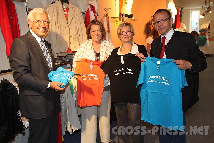 2009.06.21_11.24.36.jpg - Die am Markt einzigen Mostviertler T-Shirts, entworfen von Gundula B�hre, werden in ihrem Modehaus von N� WB Dir. Mag.Herbert Lehner, WK Pr�sidentin KommR Sonja Zwazl und WB Teilbezirksobmann Josef Wimmer begutachtet.