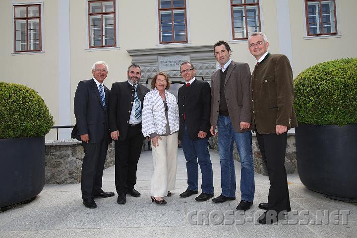 2009.06.21_11.40.43.jpg - Nach dem Besuch der Gewerbeausstellung trafen sich die Business VIPs im St.Peterer Schloss.  V.l.n.r.: N� WB Dir. Mag. Herbert Lehner, WK Bezirksobmann Amstetten Helmut Schiefer, WK N� Pr�sidentin KommR Sonja Zwazl, N� WB Obmann Stv. Dr.Reinhard M�sl und WK N� Bezirksstellenleiter Mag. Andreas Geierlehner.
