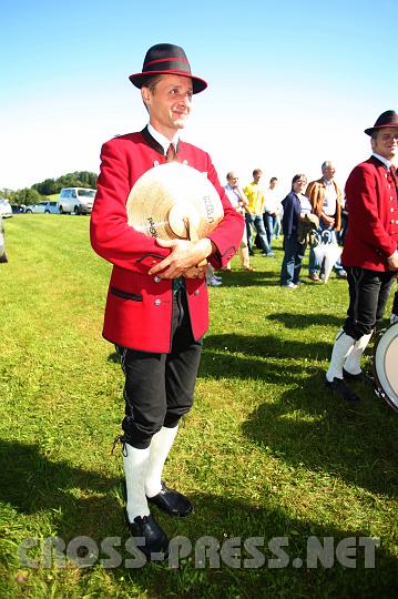 2009.07.19_16.11.52.jpg - Eduard Gassner, Obmann der Musikkapelle St.Michael mit seinen goldenen "Frisbees".  ;)