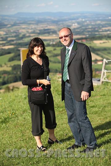 2009.07.19_18.02.25.jpg - Aschbacher B�rgermeister Franz Kirchweger mit einer Altaschbacherin und Aschbach im Hintergrund.  :)
