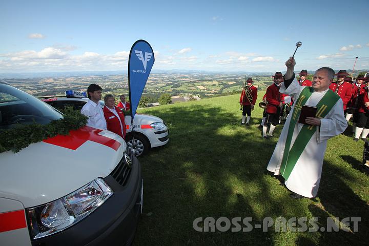 2009.07.19_16.24.04_01.jpg - P.Franz H�rrmann, Pfarrer von St.Michael, segnet die neuen Fahrzeuge und zugleich alle Menschen, die sie als Helfer oder Patienten n�tzen werden.