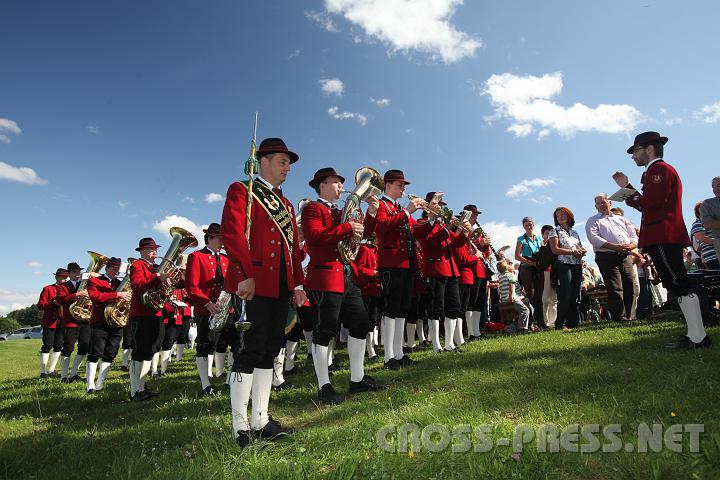 2009.07.19_16.25.59.jpg - Die Trachtenmusikkapelle St.Michael unter Kapellmeister Markus Pfaffenbichler war nicht nur f�r die Ohren, sondern auch f�r die Augen eine gro�e Bereicherung des Festes.