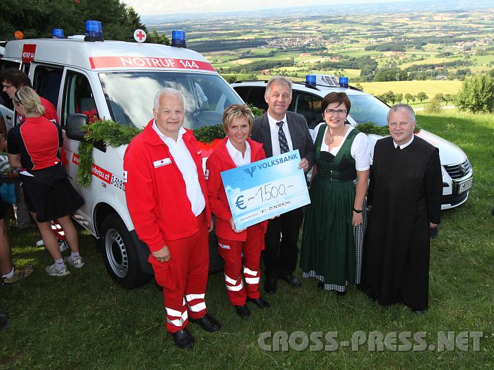 2009.07.19_16.34.25.jpg - Leo Gerstmayer, RK Bez.Stellenleiter Stv.; Katharina Latschenberger, RK Bezirksstellenleiterin; Erich Wagner, Volksbank Alpenvorland Gesch.Stellenleiter; LAbg. Michaela Hinterholzer und Pfarrer P.Franz H�rmann vor den frischgeweihten Einsatzfahrzeugen.