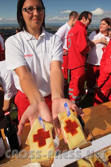 2009.07.19_17.02.20.jpg - Rotes Kreuz auch als Markenzeichen bei der anschlie�enden "Festjause".  :)