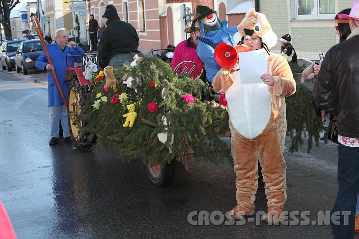 2010.02.16_14.13.21.jpg - Ein mutiges H�schen in �berkapitaler Gr��e wagt sich vor den J�gerwagen mit den Troph�en.  ;))