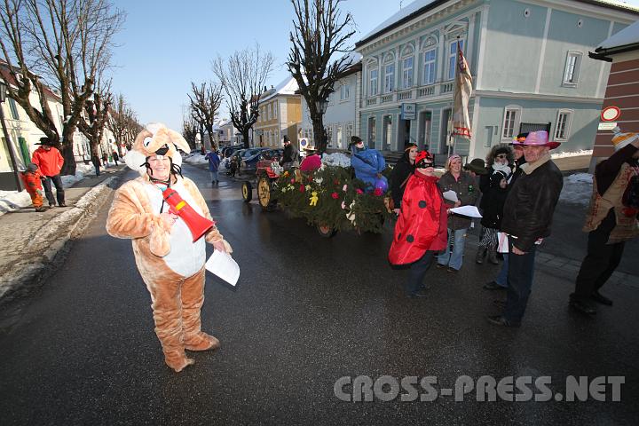 2010.02.16_14.18.02.jpg - Ingrid Hase f�hrt den Umzug durch den Markt.