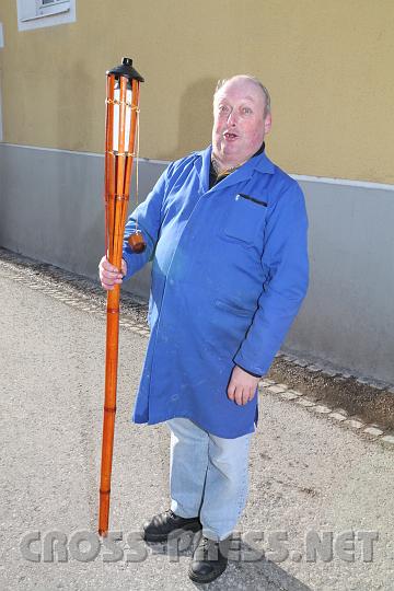 2010.02.16_14.34.46.jpg - Strammer Fackeltr�ger in Habacht-Stellung. ;)