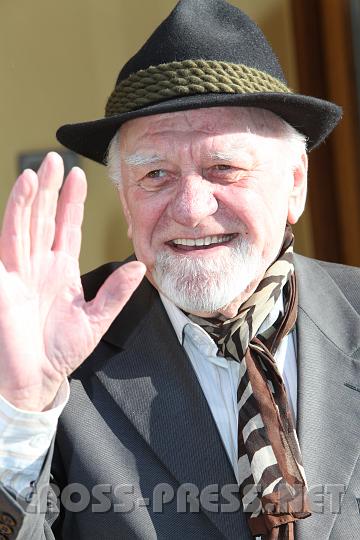 2010.02.16_14.41.43.jpg - Das ist keine Maske, das ist Herr H�fler. :)