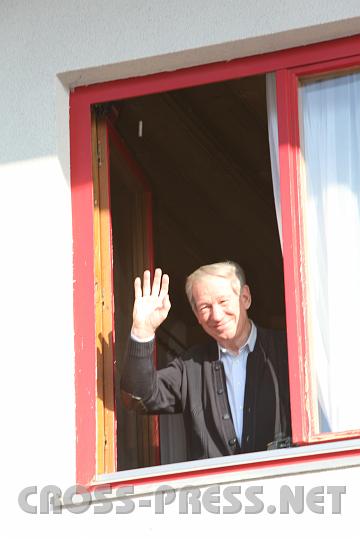 2010.02.16_14.51.50.jpg - Auch Herr Polt, der wohnt wie gewollt, winkt der vor�berziehenden "Prozession".  :)