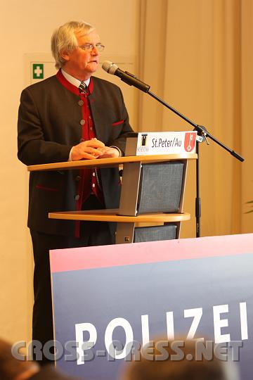 2010.03.12_13.24.10.jpg - B�rgermeister OSR Gerhard Wieser fand humorvolle Gru�worte f�r die Festg�ste, die witterungsbedingt im Schloss zur Er�ffnung der neuen Dienststelle empfangen wurden.