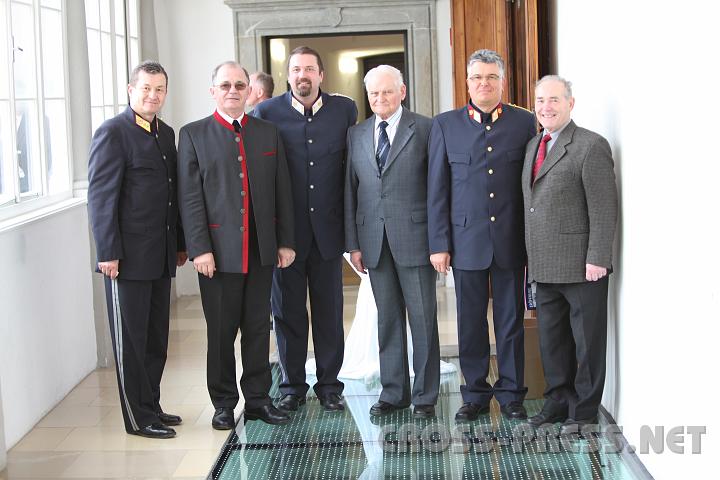 2010.03.12_14.59.51_01.jpg - Landespolizeikommandant Arthur Reis, Pfarrer Anton Schuh, Postenkommandant Oliver Zechmeister, sein Vorvorg�nger Alexander Nachbagauer, Bezirkspolizeikommandant Horst Schmutzer und  Richard Tanzer, unmittelbarer Vorg�nger als Postenkommandant.