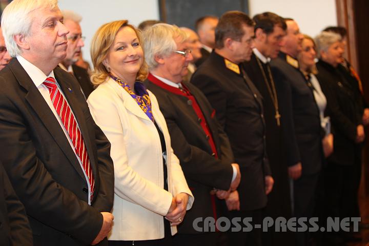 2010.03.12_14.10.54.jpg - LR Mag. Johann Heuras, Innenministerin Mag. Dr.Maria Fekter, B�rgermeister OSR Gerhard Wieser, Abt Berthold Heigl und zahlreiche andere Ehreng�ste erhoben sich zur Bundeshymne.