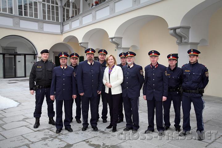 2010.03.12_14.25.18.jpg - Die St.Peterer Polizisten mit ihrer obersten Chefin, Innenministerin Dr.Maria Fekter. Das �berwachungsgebiet der Dienststelle umfasst rund 180 km� bzw. 15.000 Einwohner.