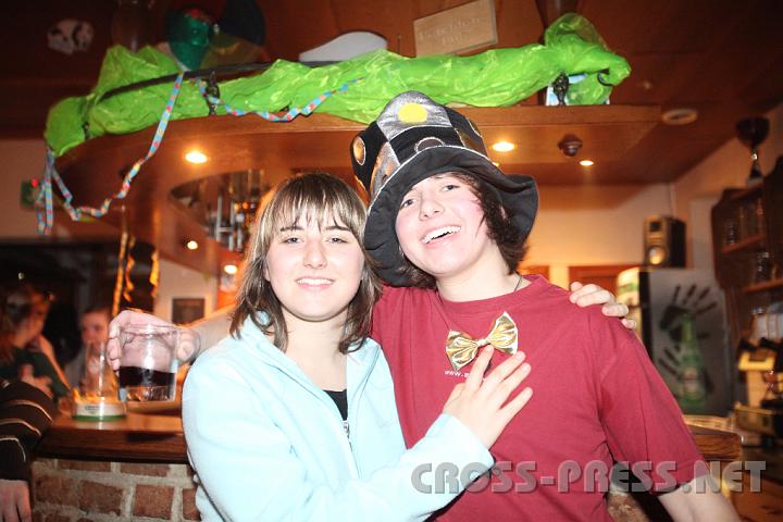 2009.02.21_22.17.46.jpg - Nina Almanstorfer und Elias Kickinger genie�en das Jugend-Gschnas im "Boogie Down Pub" im GH Hader.
