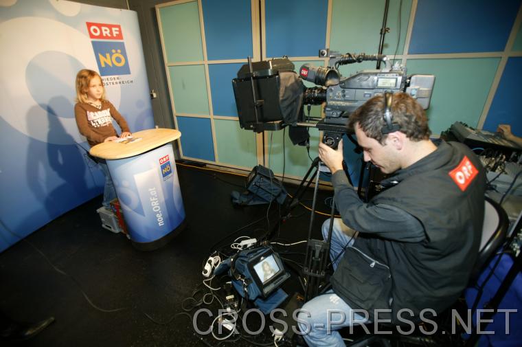 06.11.05_125 Die Kinder hatten die M�glichkeit in die Rolle eines Fernsehmoderators zu schl�pfen.   Dazu baute das N� Landesstudio ein echtes Studio inklusive Regieplatz auf.