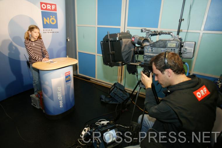 06.11.05_128 Die Kinder hatten die M�glichkeit in die Rolle eines Fernsehmoderators zu schl�pfen.   Dazu baute das N� Landesstudio ein echtes Studio inklusive Regieplatz auf.