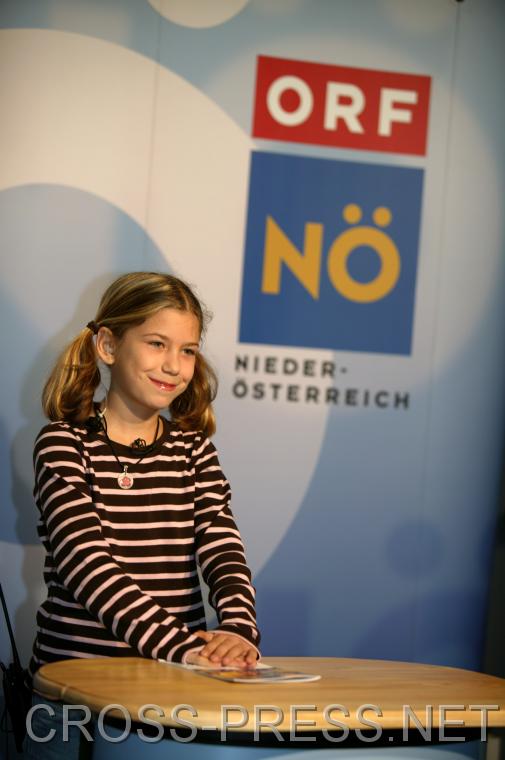 06.11.05_129 Die Kinder hatten die M�glichkeit in die Rolle eines Fernsehmoderators zu schl�pfen.   Dazu baute das N� Landesstudio ein echtes Studio inklusive Regieplatz auf.
