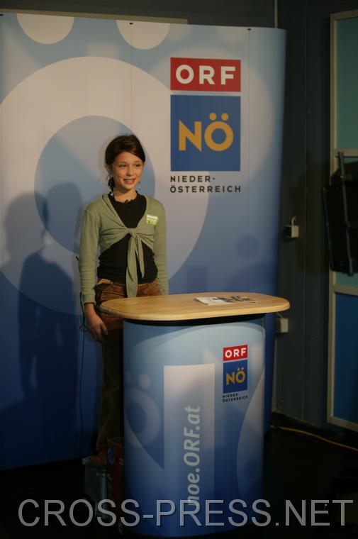 06.11.05_153 Die Kinder hatten die M�glichkeit in die Rolle eines Fernsehmoderators zu schl�pfen.   Dazu baute das N� Landesstudio ein echtes Studio inklusive Regieplatz auf.