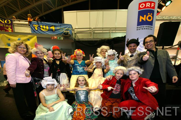 06.11.05_169 Musikhauptsch�ler aus Blindenmarkt f�hrten 'Magic Mozart' auf. Gemeinsam mit 'Wolferl' durch St�dte und L�nder, und zugleich durch sein Leben vom Kind zum Erwachsenen. Leitung: Michael Garschall. Er ist geb�rtiger Amstettner, Intendant der Oper Klosterneuburg und Gr�nder des Kulturfestivals Herbsttage Blindenmarkt [www.herbsttage.at].