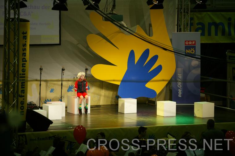 06.11.05_236 'Magic Mozart'. Mit 'Wolferl' durch St�dte und L�nder, und zugleich durch sein Leben vom Kind zum Erwachsenen. Aufgef�hrt von Sch�lern der Musikhauptschule Blindenmarkt unter der Leitung von Michael Garschall. Er ist geb�rtiger Amstettner, Intendant der Oper Klosterneuburg und Gr�nder des Kulturfestivals Herbsttage Blindenmarkt. http://www.herbsttage.at