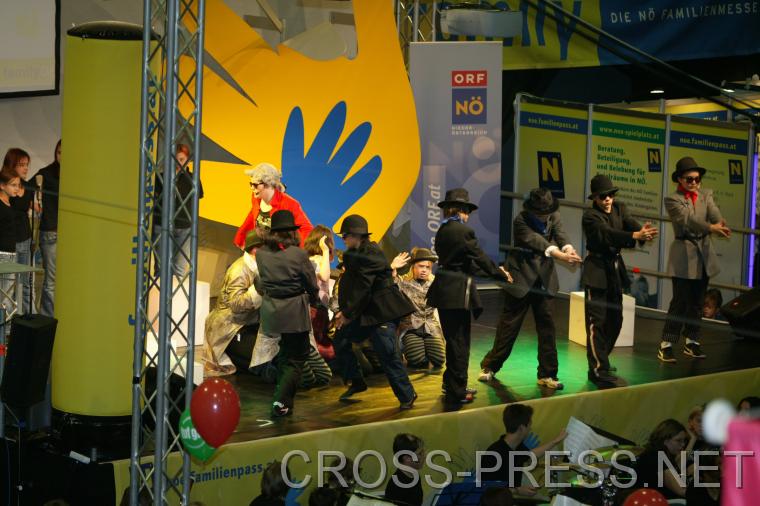 06.11.05_238 'Magic Mozart'. Mit 'Wolferl' durch St�dte und L�nder, und zugleich durch sein Leben vom Kind zum Erwachsenen. Aufgef�hrt von Sch�lern der Musikhauptschule Blindenmarkt unter der Leitung von Michael Garschall. Er ist geb�rtiger Amstettner, Intendant der Oper Klosterneuburg und Gr�nder des Kulturfestivals Herbsttage Blindenmarkt.