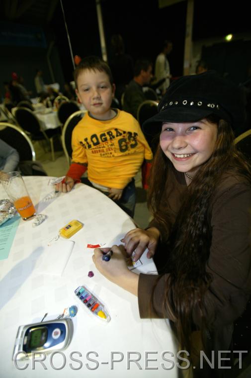 06.11.05_246 Ein Sing Sternchen beim Schreiben ihres ersten Autogramms.