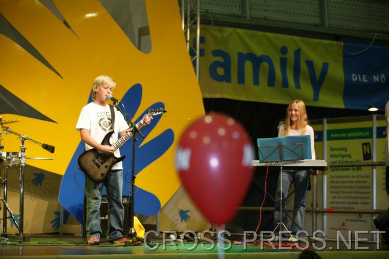 06.11.05_537 Vier Geschwister als Rock Band 'Running Sushi', Sieger des heurigen Band-Wettbewerbs des N� Musikschulmanagements.