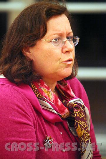 2009.11.17_19.08.56.jpg - Alice Pitziger-Ryba (Gesch�ftsf�hrerin von "Family Business") meint, dass �sterreich Kinderhandeltransitland ist, und setzte sich f�r Kinderrechte in Entwicklungsl�ndern ein.