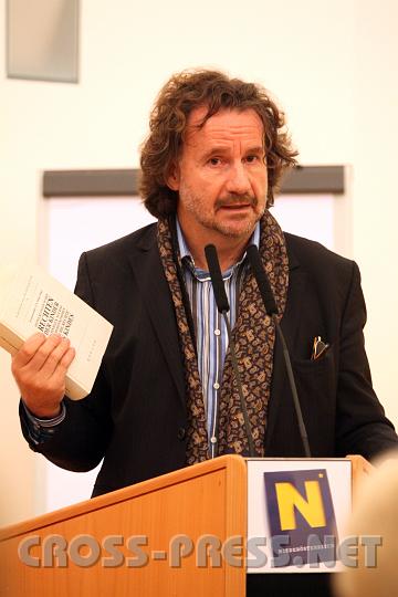 2009.11.17_18.16.40.jpg - Dr. Ewald Filler (Kinder- und Jugendanwalt der Bundes Kinder- und Jugendanwaltschaft), freut sich �ber die gesetzliche Verankerung auf Verfassungsebene, doch er bef�rchtet, dass nur dadurch nicht automatisch paradiesische Zust�nde f�r Kinder in �sterr. geschaffen w�rden.