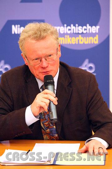 2009.11.17_19.31.43.jpg - Hofrat DDr. Karl Lengheimer (N� Landtagsdirektor, Mitglied des Verfassungskonventes) meint nicht, dass die Kinderrechte nur durch Paragraphen zur Geltung kommen.