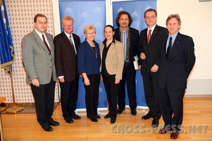 2009.11.17_19.57.32_01.jpg - Mag. Dr. Peter Pitzinger (N� Akademikerbund) leitete die Diskussion, DDr. Karl Lengheimer (N� Landtagsdirektor, Mitglied des Verfassungskonventes), �k.Rat. LAbg. Marianne Lembacher (Obfrau des N� Familienbundes), Mag. Gabriele Peterschofsky-Orange (N� Kinder- und Jugendanw�ltin), Dr. Ewald Filler (Kinder- und Jugendanwalt des Bundes, BMWFJ), Mag. Gerhard Dafert (Landesobmann-Stellvertreter des N� Akademikerbundes) und Hofrat Dr. Walter Leiss (N� Akademikerbund, Landessekret�r).
