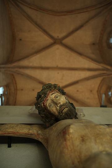 2009.12.08_11.25.58.jpg - Auch wenn das Kirchengeb�ude nicht mehr in Funktion ist, segnet Jesus vom Kreuz herab die spielenden Familien in der Dominikanerkirche.